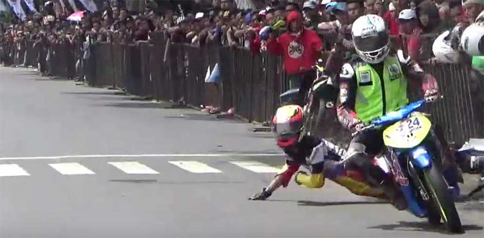 Nih Aksi Kampungan Pembalap Indonesia Di Ajang Road Race  thumbnail